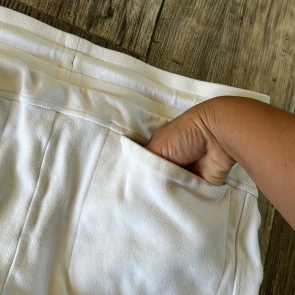 ALPHALETE IDENTITY WOMEN "UNISEX" WHITE BEAUTIFUL SHORTS, MEDIUM - Picture 10 of 13